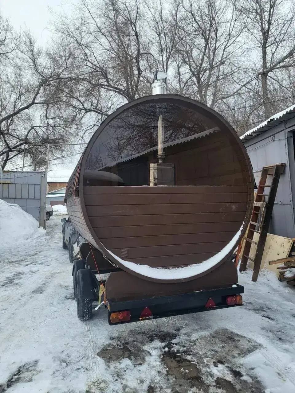 Баня-бочка 3.5м на двухосном прицепе в Самаре — внешний вид